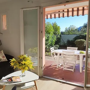 Joli Avec Jardin Dans Avec Piscines , Saint-Raphaël France